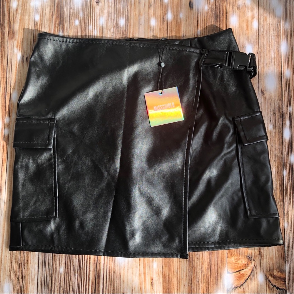 NWT Missguided Black Faux Leather Cargo Seatbelt Skirt Size 10 - Picture 5 of 8